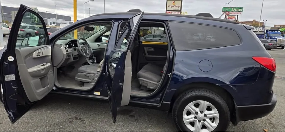 2011 Chevrolet Traverse · LS Sport Utility 4D image indicator(10)