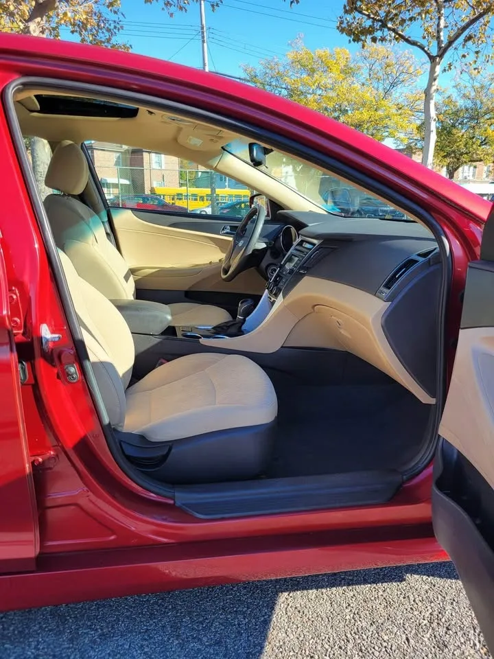 2014 Hyundai Sonata · GLS Sedan 4D image indicator(6)