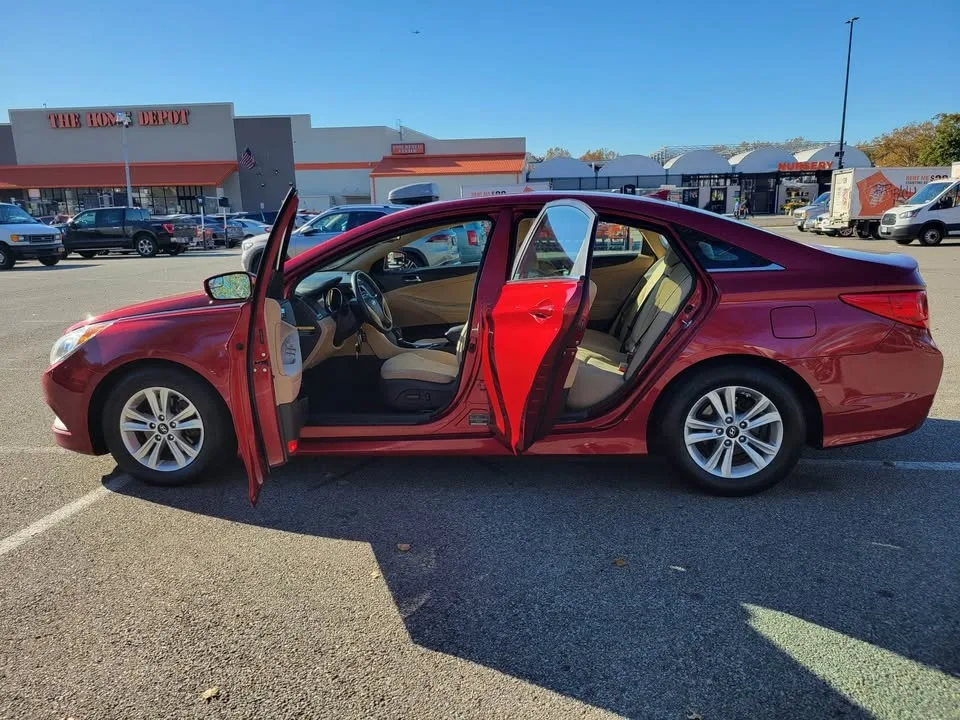 2014 Hyundai Sonata · GLS Sedan 4D image indicator(7)