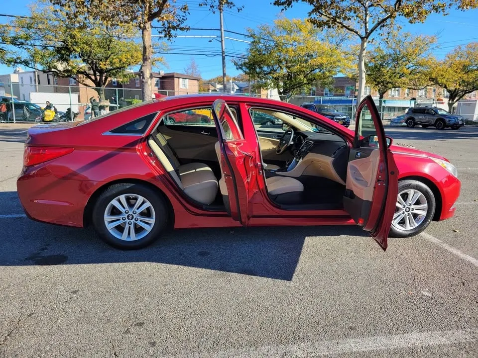 2014 Hyundai Sonata · GLS Sedan 4D image indicator(8)