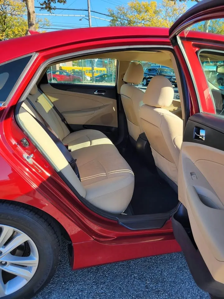 2014 Hyundai Sonata · GLS Sedan 4D image indicator(9)