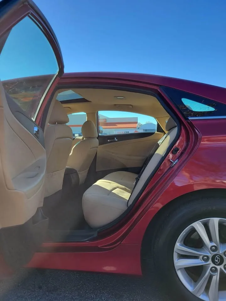 2014 Hyundai Sonata · GLS Sedan 4D image indicator(10)