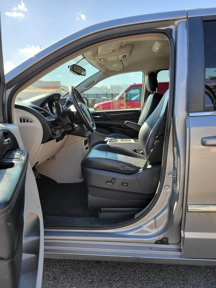 2016 Chrysler Town & Country Touring Minivan image indicator(4)