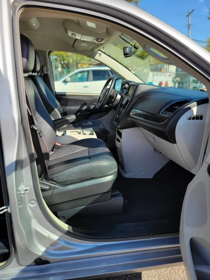 2016 Chrysler Town & Country Touring Minivan image indicator(5)