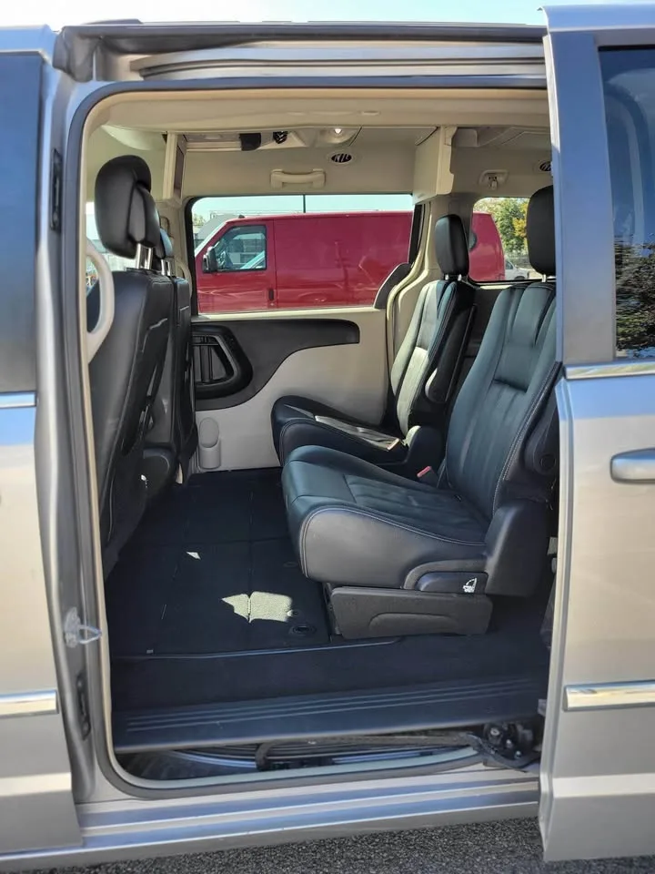 2016 Chrysler Town & Country Touring Minivan image indicator(6)