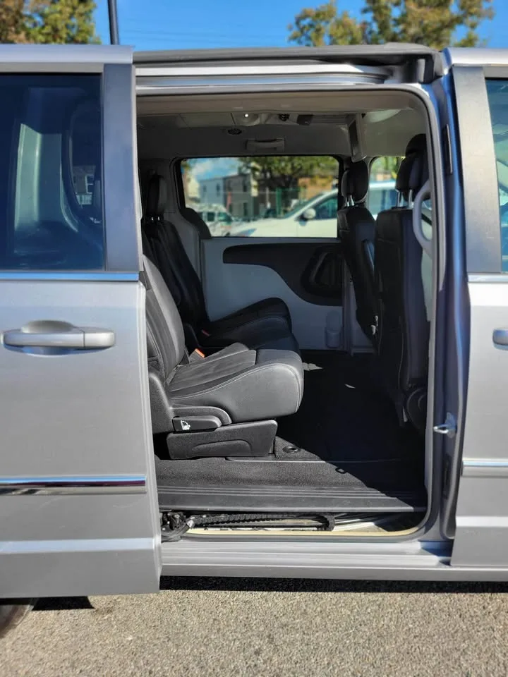 2016 Chrysler Town & Country Touring Minivan image indicator(7)
