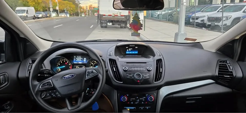 2018 Ford Escape · SE Sport Utility 4D image indicator(3)