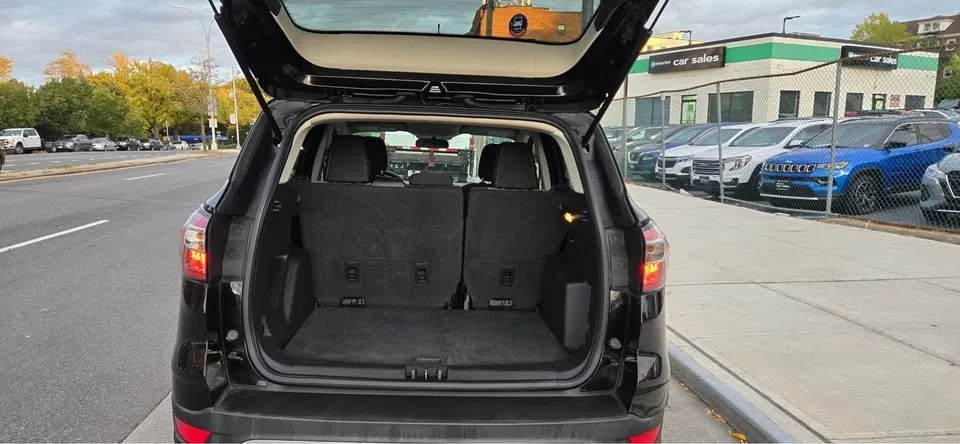 2018 Ford Escape · SE Sport Utility 4D image indicator(10)