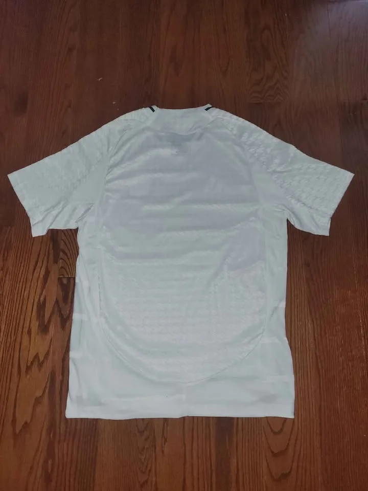 24/25 Real Madrid Home Jersey *NEVER WORN* (SIZE MEDIUM) image indicator(2)