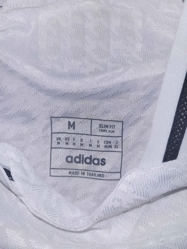 24/25 Real Madrid Home Jersey *NEVER WORN* (SIZE MEDIUM) image indicator(4)