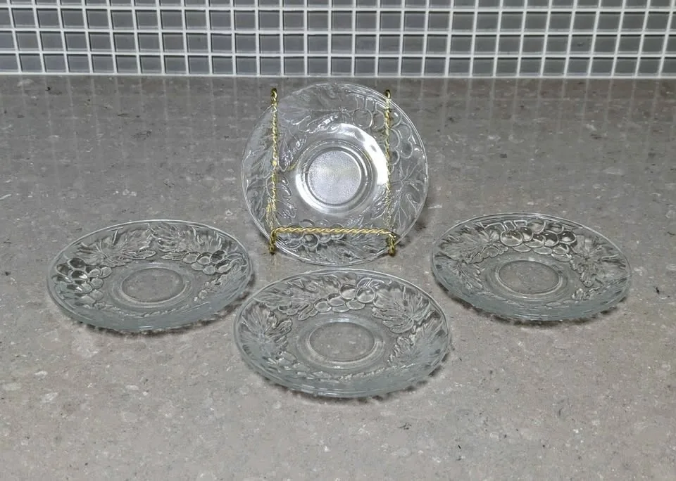Vintage KIG Glass Plate with Grapes & Leaves image indicator(2)