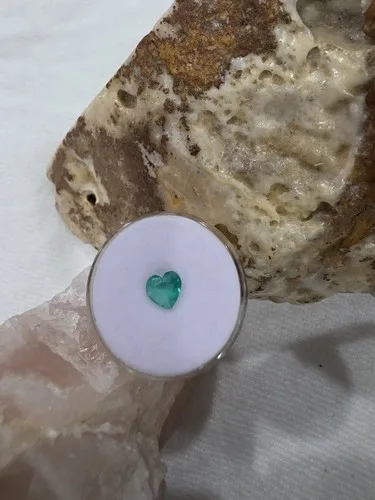 Heart Cut Natural emerald Colombian image indicator(2)