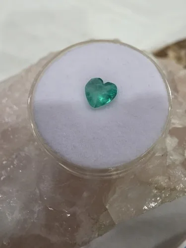 Heart Cut Natural emerald Colombian image indicator(4)