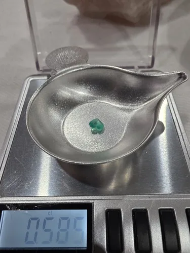 Heart Cut Natural emerald Colombian image indicator(6)