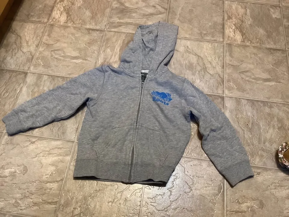 Kids clothes and accessories image indicator(2)