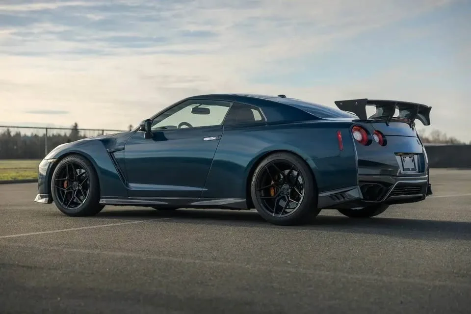 2018 Nissan GT-R image indicator(3)