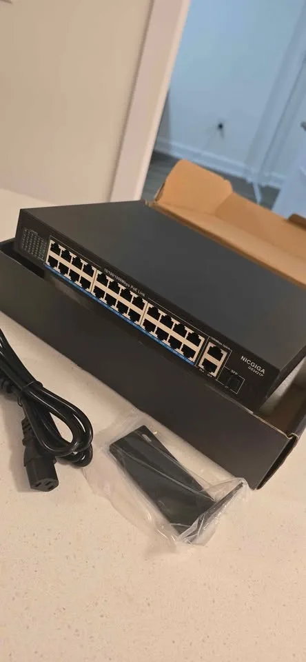 27-Port Gigabit PoE Switch with 24-Port PoE image indicator(2)