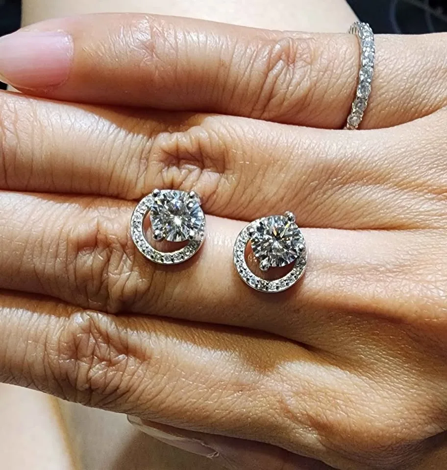 New Moissanite earrings image indicator(2)