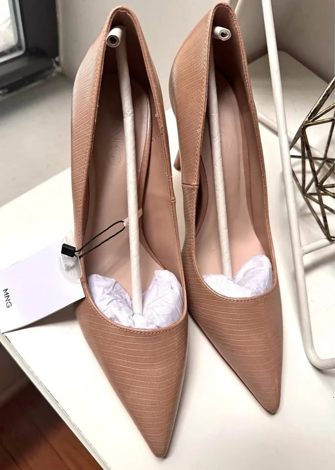 Point toe pumps size 9