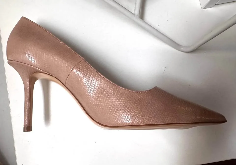 Point toe pumps size 9 image indicator(2)