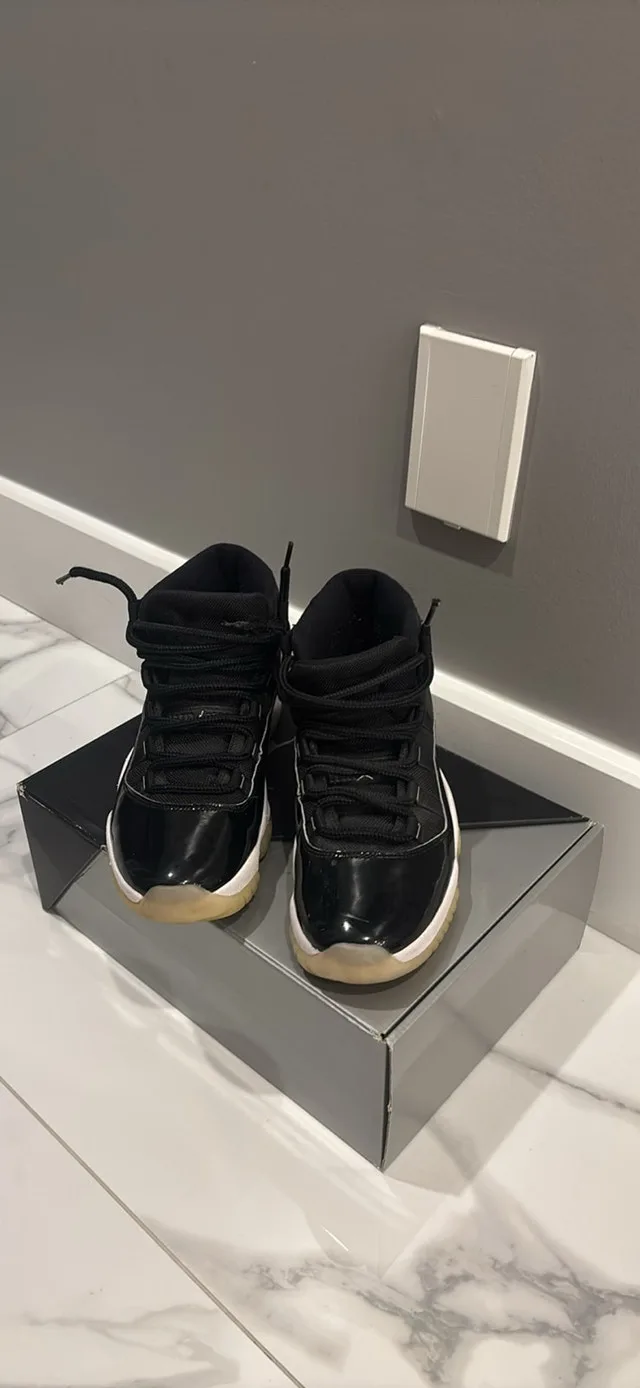 Air Jordan 11 Retro image indicator(2)