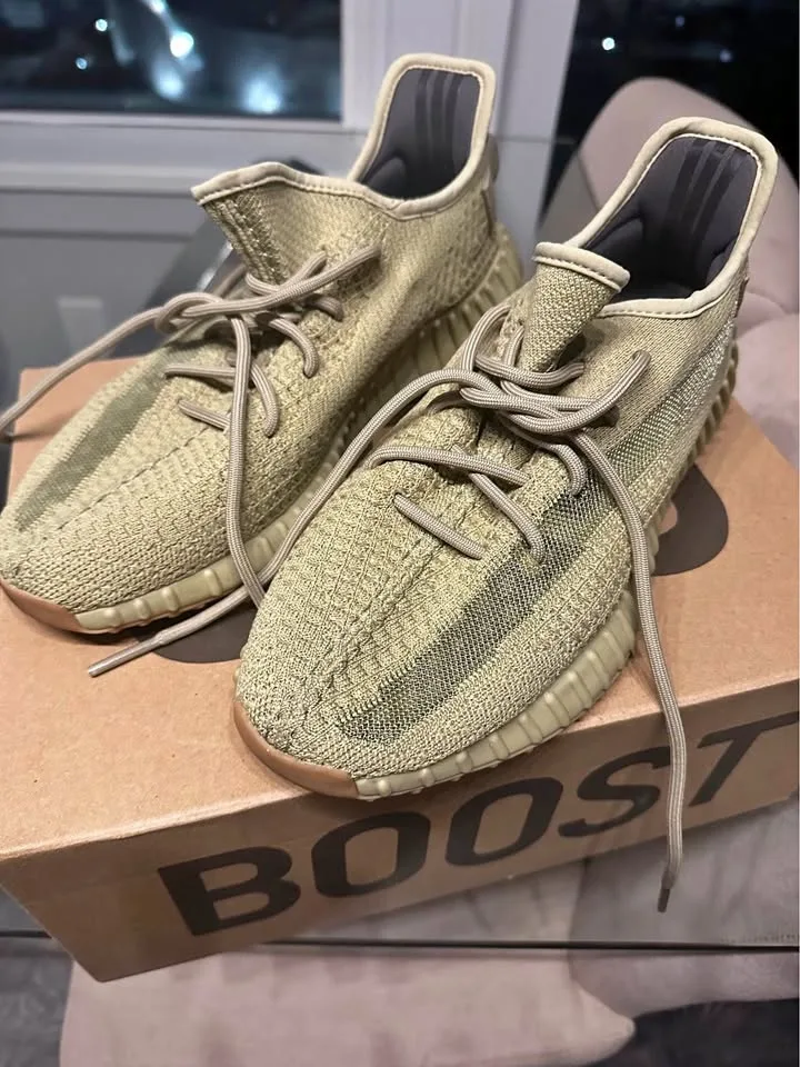 Yeezy boost 350 V2 Sulfur 9.5