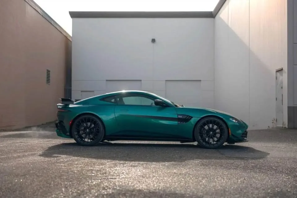 2022 Aston Martin Vantage F1 Edition image indicator(7)