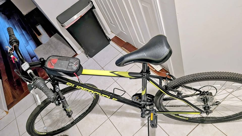 Bicycle for sale in Kerby Downtown. Free Helmet and Bag/pouch