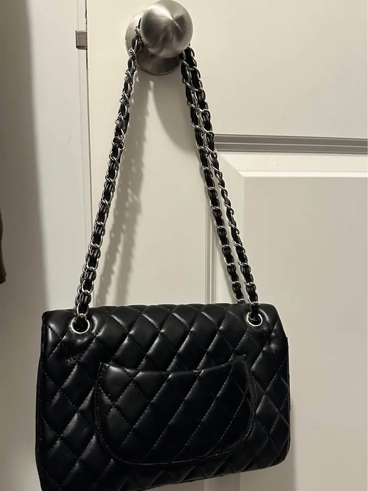 Classic Quilted Black Leather Shoulder Bag image indicator(2)
