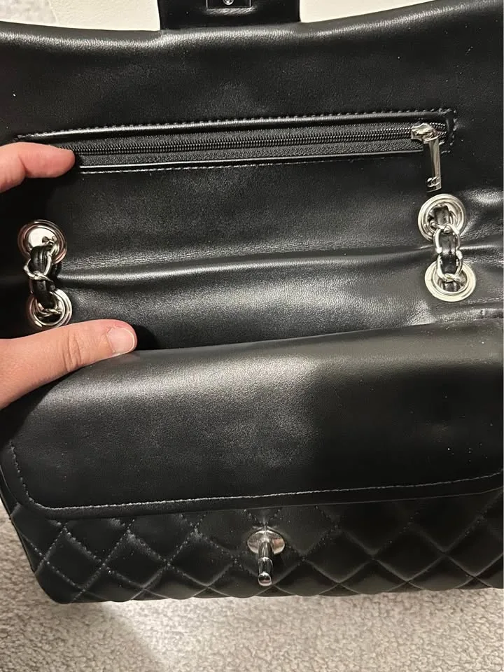 Classic Quilted Black Leather Shoulder Bag image indicator(3)