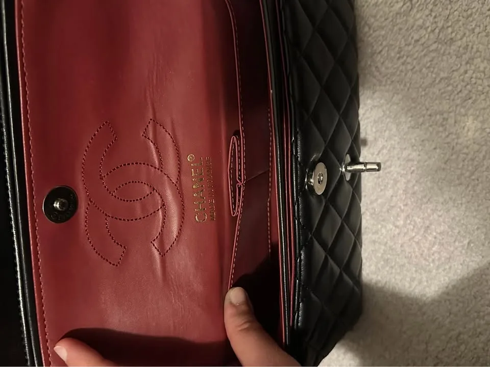 Classic Quilted Black Leather Shoulder Bag image indicator(4)