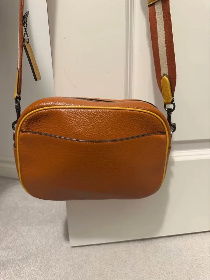 Authentic Coach Leather Bag- Excellent Condition image indicator(3)