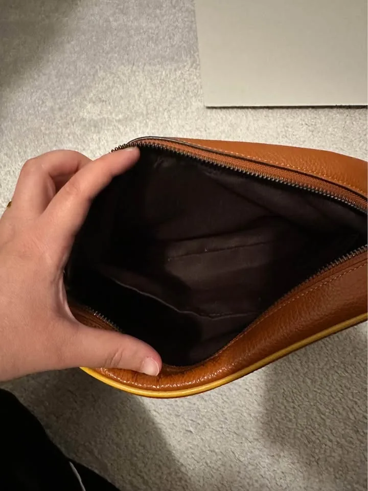 Authentic Coach Leather Bag- Excellent Condition image indicator(4)