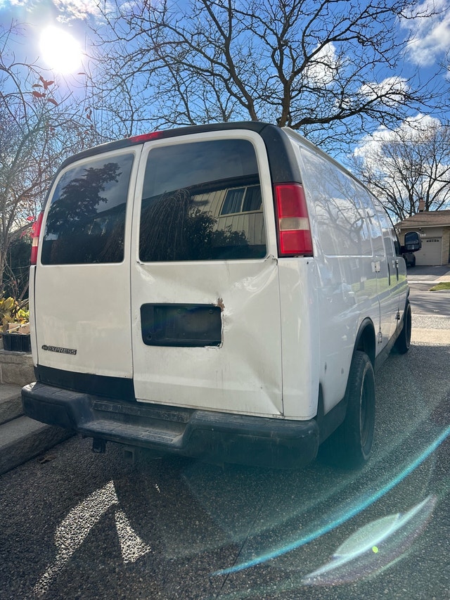 2009 Chevy Express - photo 2
