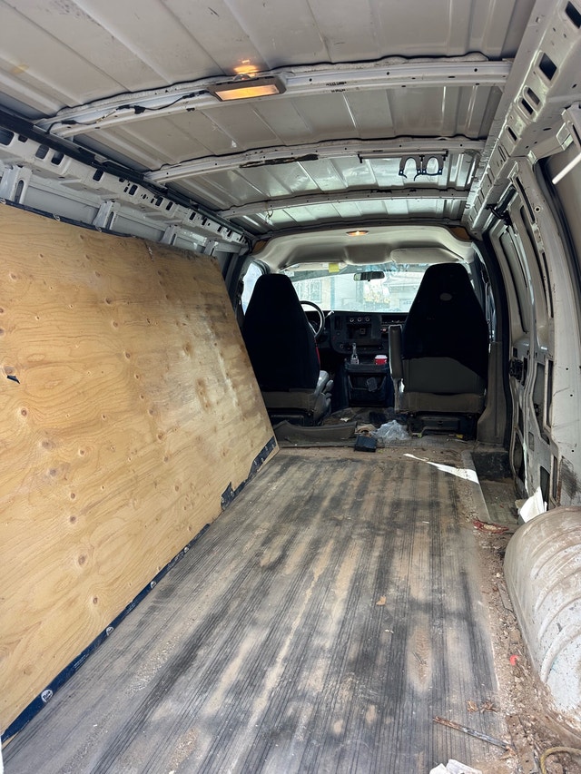 2009 Chevy Express - photo 4