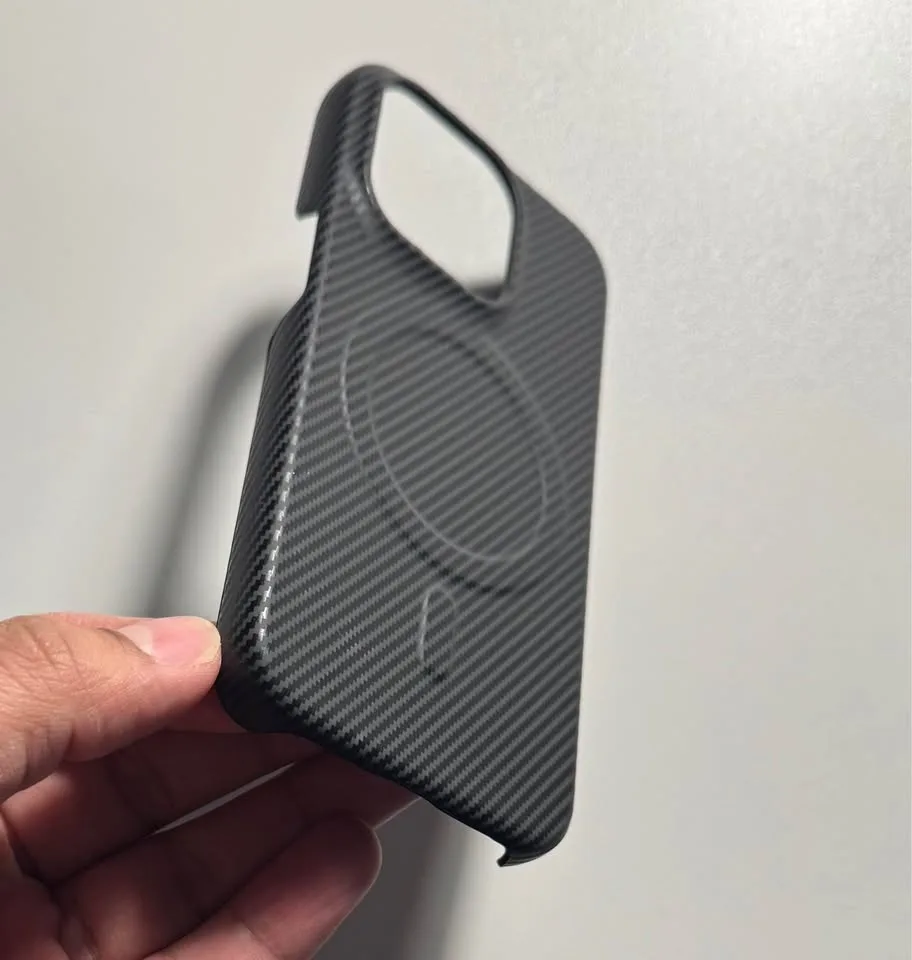iPhone 15 Pro slim Black carbon fiber phone case *NEW* image indicator(3)