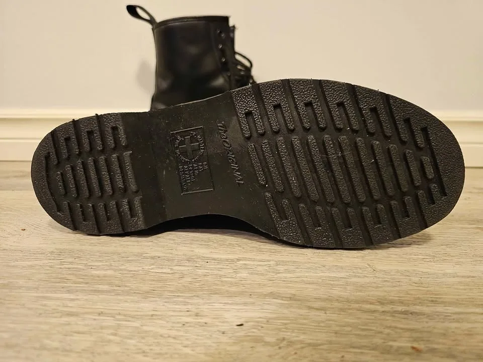 Dr. Martens 1460 MONO - US Men's 9 image indicator(3)