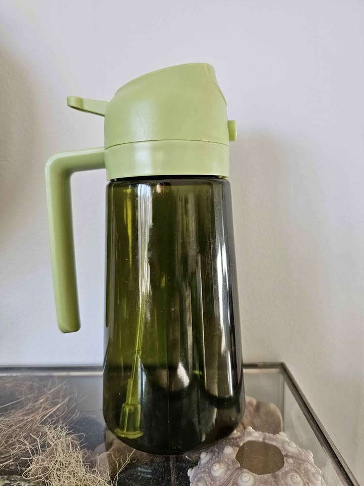 Plastic oil bottle- spray and pour options