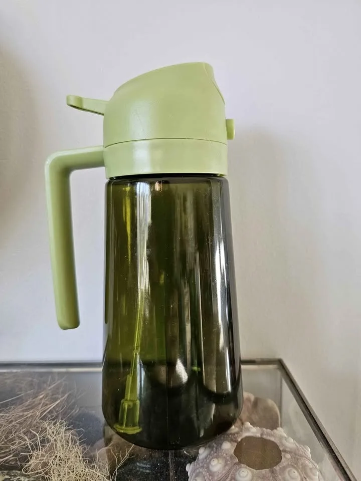 Plastic oil bottle- spray and pour options