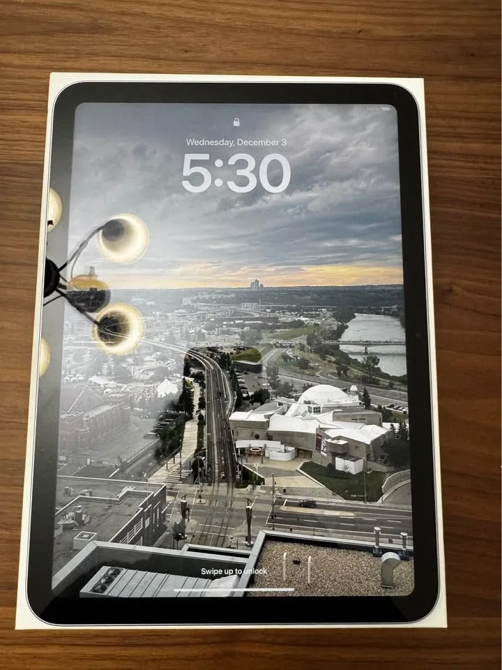 iPad 10th Generation – 64GB – Silver – Like New image indicator(3)