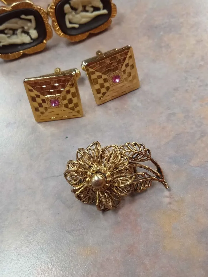 Vintage Accessories Craft Lot Cufflinks and Pin Brooch image indicator(2)