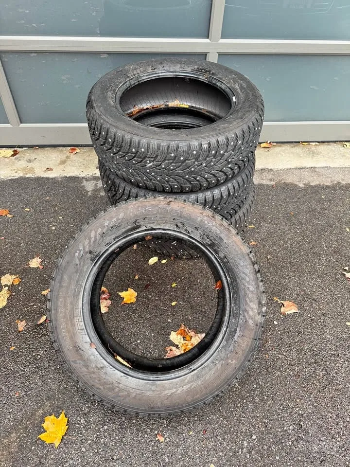 Nokian Hakkapeliitta 9 SUV Studded Winter Tires - 225/60R17