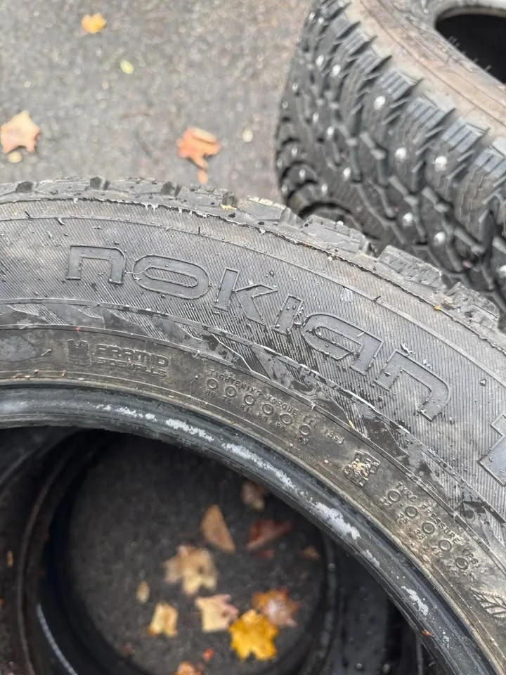 Nokian Hakkapeliitta 9 SUV Studded Winter Tires - 225/60R17 image indicator(2)