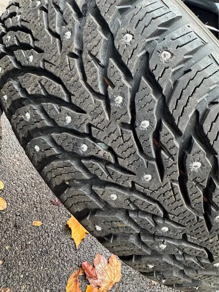 Nokian Hakkapeliitta 9 SUV Studded Winter Tires - 225/60R17 image indicator(6)