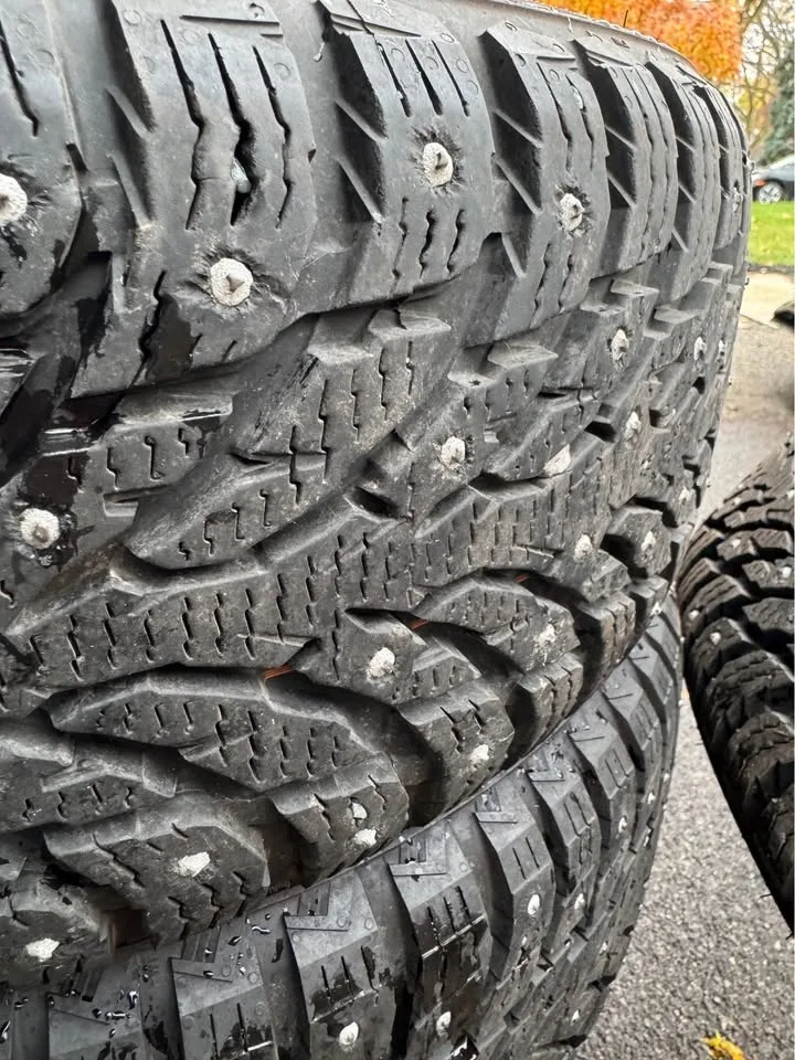 Nokian Hakkapeliitta 9 SUV Studded Winter Tires - 225/60R17 image indicator(7)