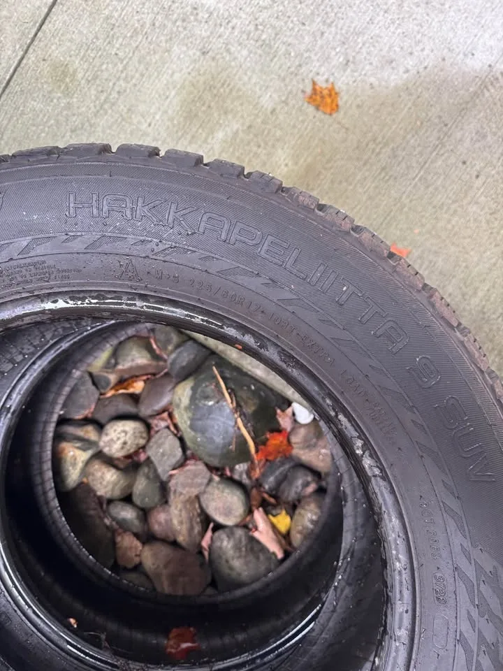 Nokian Hakkapeliitta 9 SUV Studded Winter Tires - 225/60R17 image indicator(8)