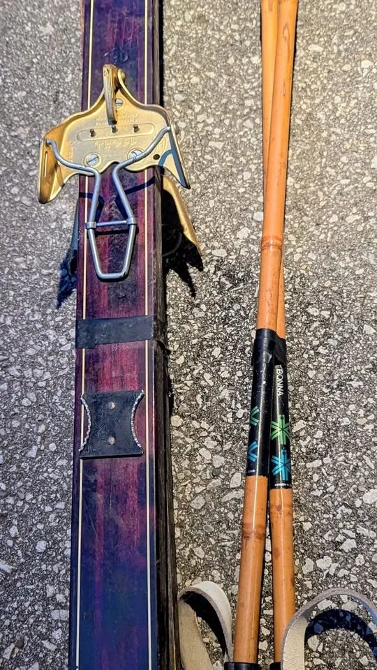 Vintage BONNA Skiis + Bamboo poles image indicator(2)