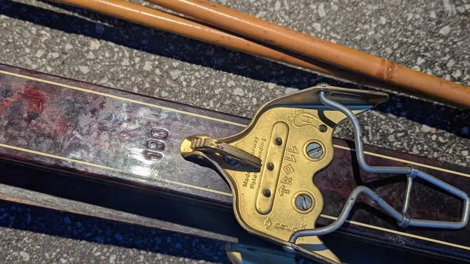 Vintage BONNA Skiis + Bamboo poles image indicator(3)