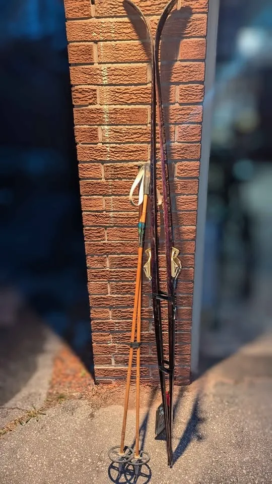 Vintage BONNA Skiis + Bamboo poles image indicator(5)