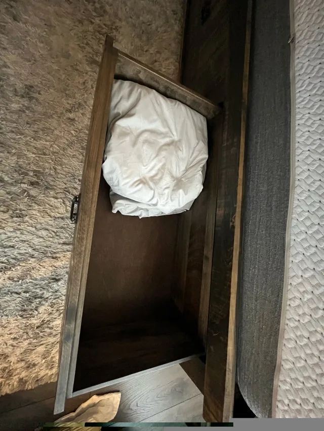 Mennonite King Bedroom Suite image indicator(5)